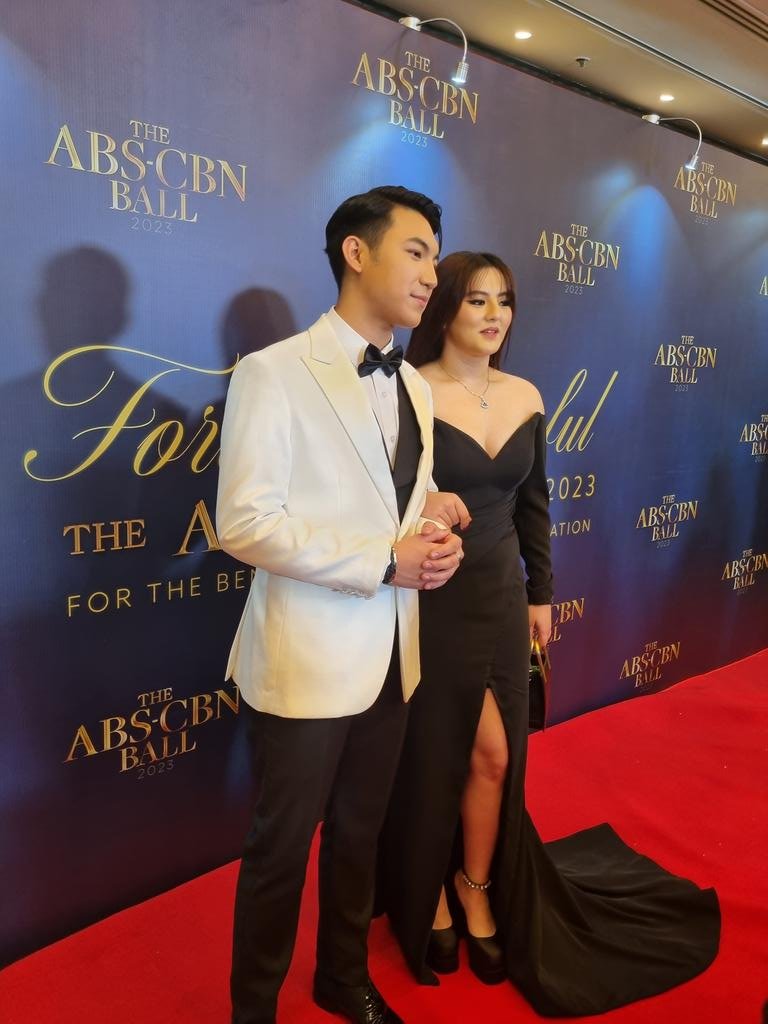 inquirerdotnet's tweet photo. KAPAMILYA-KAPUSO COMBO!

LOOK: Darren Espanto attends the #ABSCBNBall2023 with Cassy Legaspi. | @DCalanogINQ https://t.co/CK2Djyy33c