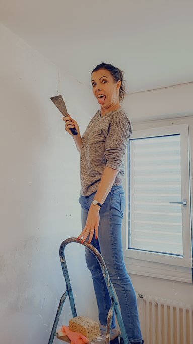 Pr&eacute;paration de la chambre de b&eacute;b&eacute;. Dans 10 semaines je suis grand-m&egrave;re 🥰🥰🥰 https://t.co/2RimTKIICJ