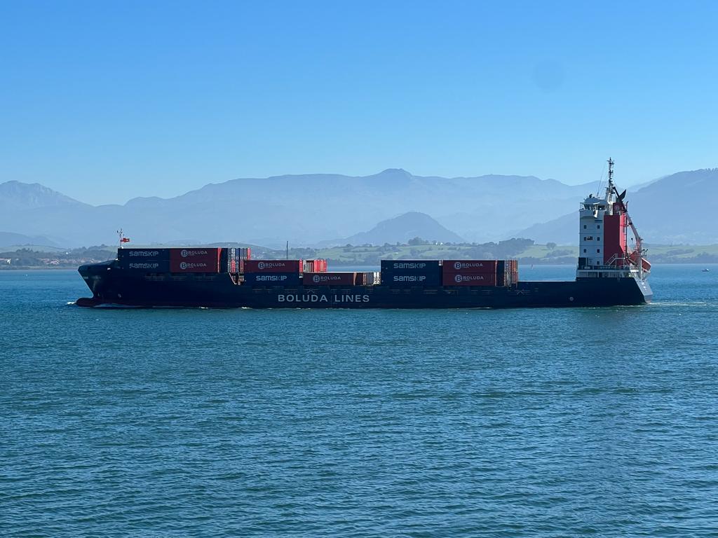 🎉 🚢Damos la bienvenida al #buque Lucia B, de <a href="/BoludaLines/">Boluda Lines</a>, en su llegada al #PuertodeSantander

Realizará la ruta #Santander- Dublín-  Liverpool junto a <a href="/Samskip/">Samskip</a> 

#contenedores #puerto #APS #Cantabria #industria