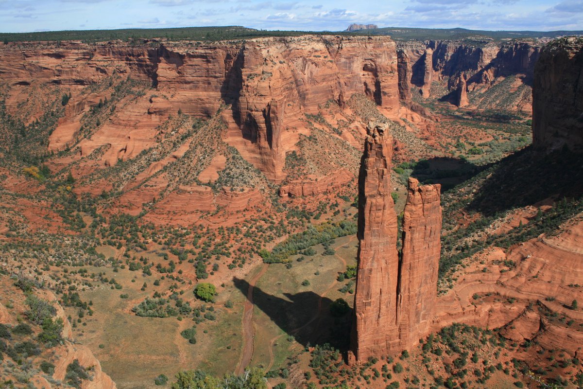 AZGeology's tweet photo. Spider Rock in Canyon de Chelly National Monument.  Towering Spider Rock (Na'ashjé'ii Asdzáá in the Diné or Navajo  language) rises from the floor of Canyon de Chelly which has been carved  into the west facing slope of the Defiance upwarp. W. Ranney / https://t.co/x2m4B8LbQB https://t.co/iiY0BNy1U1