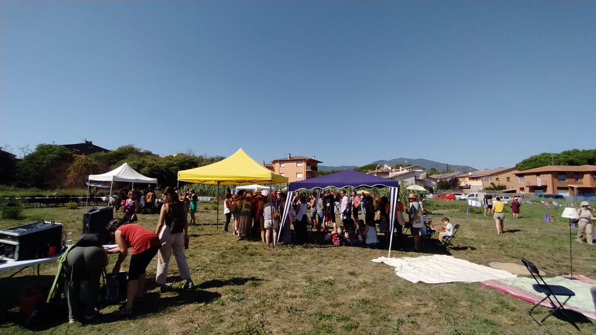Fundacio_Surt's tweet photo. Avui hem acompanyat a @LaRenegacoop en la posada de la primera pedra de l'edifici d'habitatges de la cooperativa. Surt en som sòcies col·laboradores i tindrem dos pisos socials per dones supervivents de violències masclistes #FemVincle #30anysFentVincle https://t.co/nyfxgsxPKA