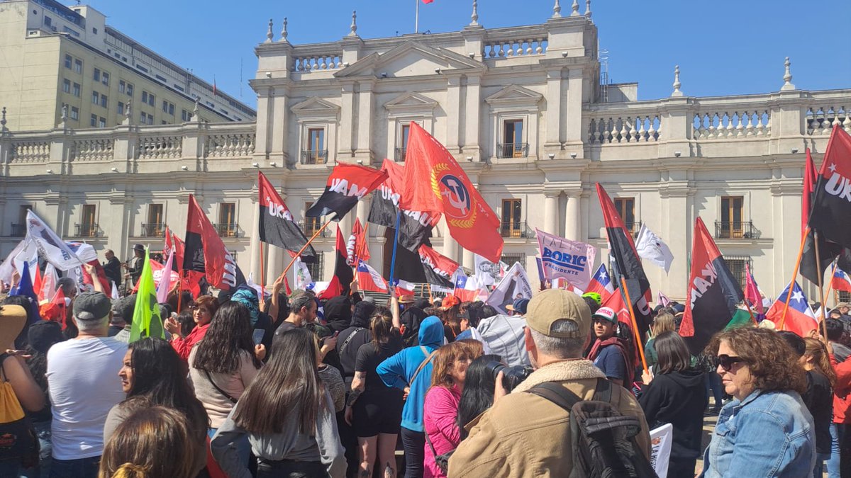El pueblo se está congregando en La Moneda para defender nuestro programa de gobierno. Es el momento de unir fuerzas y hacer oír nuestras voces. #DefendamosNuestroPrograma #Boric #moneda la