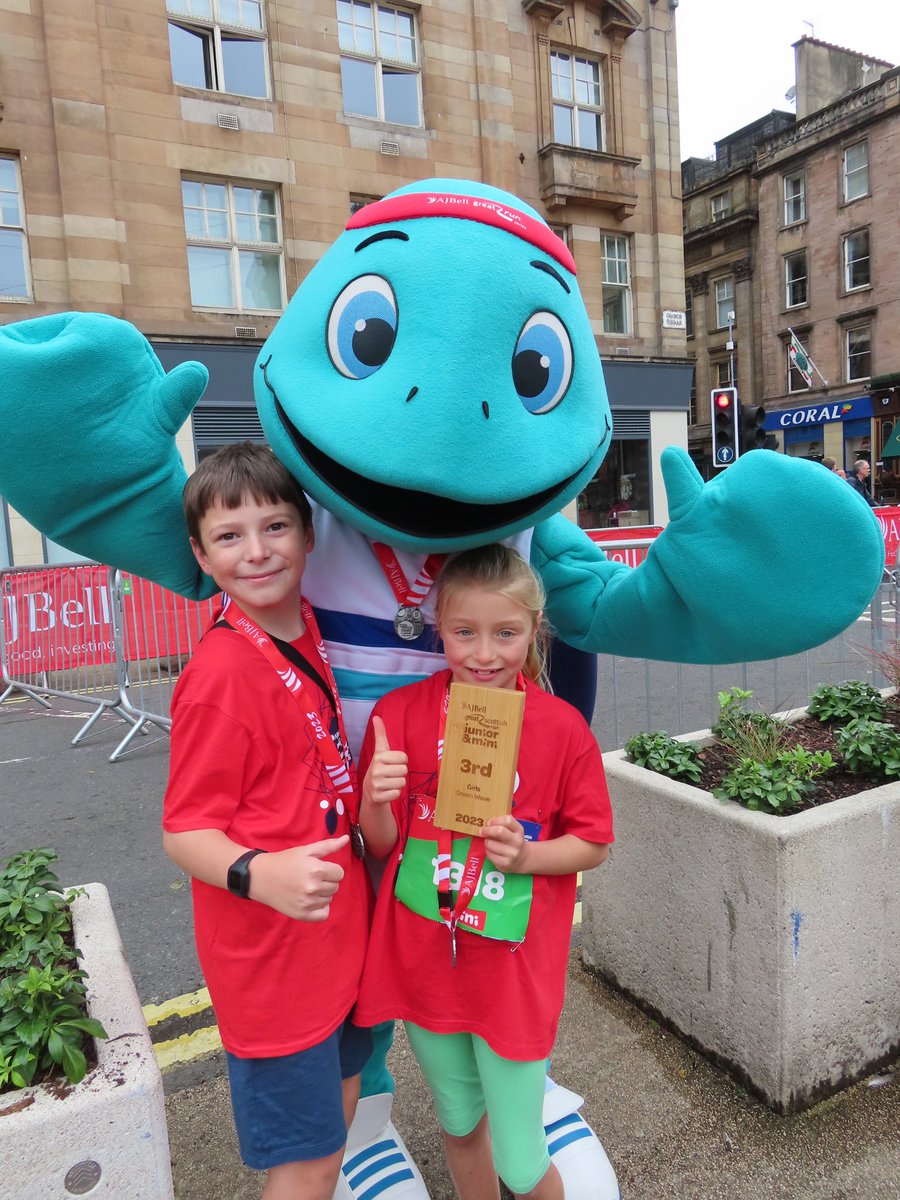 HaloScotgal's tweet photo. Celebrating their final Mini run (and an amazing 3rd place!!) with Tyney 🌟🏅 what a journey it’s been! 🥰@GreatScotRun  #JuniorMiniGScotRun https://t.co/9vzOj05a1N