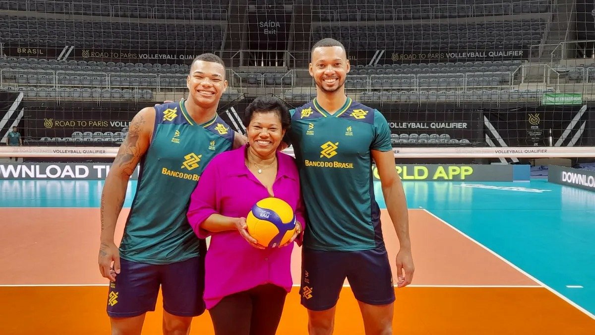 timebrasil's tweet photo. Darlan, Dona Aparecida e Alan! 🏐

QUERIDOS DEMAISSSSSS! 💚💛

📸 Thiago Fernandes https://t.co/waYwOir8SX