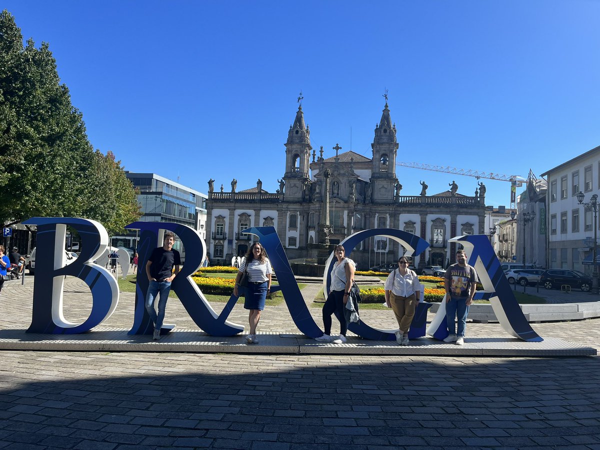 CastroviejoUCM's tweet photo. Representación de los más jóvenes del laboratorio en el Congresso Internacional de Optometria e Ciências da Visão en Braga (Portugal). 
Tres conferencias invitadas y dos posters de los trabajos realizados en el laboratorio. 
Un placer poder participar 🥰 https://t.co/u3SjGl7nCY