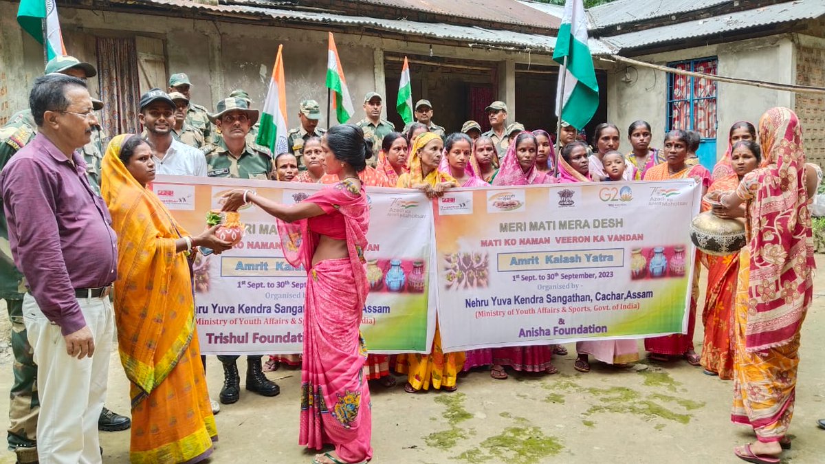 MYBharatHQ's tweet photo. Under the #MeriMaatiMeraDesh campaign, #AmritKalashYatra was organised by NYK Cachar(@nykcachar ) in coordination with BSF Peernagar &amp; Nathanpur /SHGs and Youth club Leaders at Peernagar Village &amp; Nathanpur Village of Kalain Block of Cachar, #Assam.

#VeeronKaVandan #AmritVatika https://t.co/cpeAED0ade