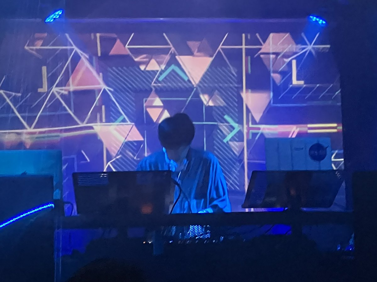 Future_Arise's tweet photo. #Future_Arise vol.4

7番手、Special Guest DJのAdomioriさん！！(@Adomiori )

Adomiori節全開のDJにキラキラポップが混ざりあって最高〜！！ https://t.co/hnrFHGtO4h