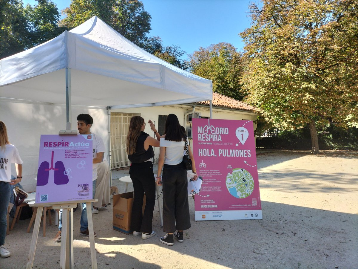 #MadridRespira Esta es la parada 1 y lo que ves es un #PeakFlow, un instrumento que mide el pico espiratorio, un dispositivo también indicado para asmáticos 

💨 Indica tu edad, estatura y... ¡SOPLA con fuerza! Al instante conocerás si estás dentro de los valores recomendados