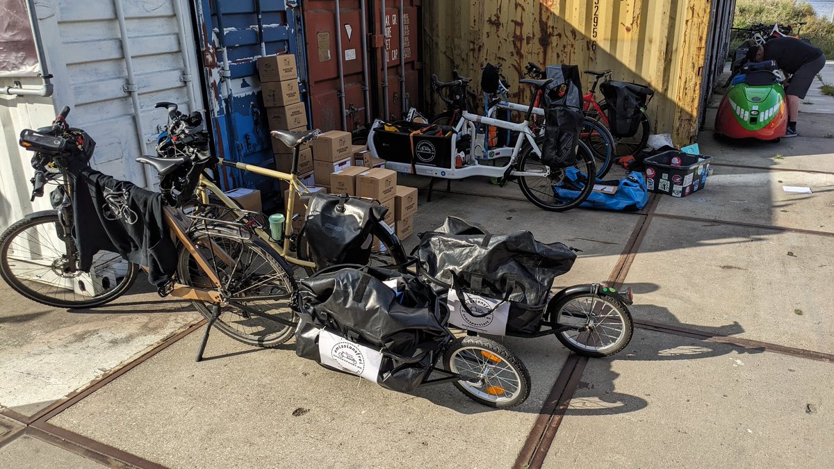 RadLasterBerlin's tweet photo. Angekommen an der Fabrik der @Chocolademakers, jetzt heißt es Kisten auf die Räder verteilen. #Schokofahrt https://t.co/CQZloNHpva