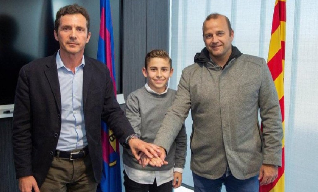 Espacio_Masia's tweet photo. Fermín López avait 16 ans lors de cette photo, jour de sa prolongation au Barça.

Fermín était toujours le plus petit et a dû lutter plus que tout autre pour se faire une place au Barça.
Il n'était pas titulaire et donnait tout en rentrant en jeu, quitte à être un peu brouillon parfois.

Aujourd'hui Fermín a un physique extraordinaire, un volume de jeu, une accélération, une puissance de frappe des deux pieds.
Il a aussi une technique superbe et un sens du jeu collectif exacerbé.

L'humilité précède la gloire.

[Via @talento20Espano ]