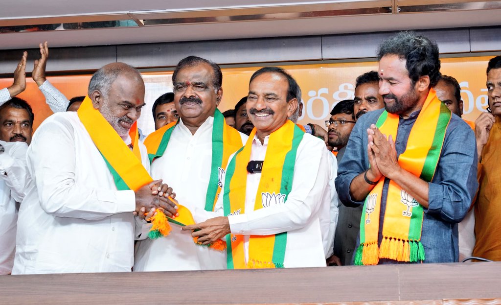 Eatala_Rajender's tweet photo. హైదరాబాద్ : నాంపల్లి లోని @BJP4Telangana రాష్ట్ర కార్యాలయంలో కేంద్ర మంత్రివర్యులు, రాష్ట్ర అధ్యక్షులు శ్రీ @kishanreddybjp గారు, @BJP4India జాతీయ ఉపాధ్యక్షురాలు శ్రీమతి @aruna_dk గారు, శ్రీ @BjpAchary గారితో కలిసి మాజీ మంత్రులు శ్రీ చిత్తరంజన్ దాసు గారు, శ్రీ కృష్ణ యాదవ్ గారు, జడ్పీటీసీ రేఖ సత్యనారాయణ గారు, బండల రామచంద్ర రెడ్డి గారితో పాటు పలువురు ప్రాంతాల సర్పంచులు, ఎంపీటీసీలు బీజేపీ లో చేరిన సందర్భంగా వారిని కండువా కప్పి పార్టీలోకి ఆహ్వానించడం జరిగింది.

జైంట్ కిల్లర్గా పేరు తెచ్చుకున్న మాజీ మంత్రి చితరంజన్ దాస్ గారు, జంట నగరాలలో రాజకీయాల్లో కొనసాగుతున్న మాజీ మంత్రి కృష్ణ యాదవ్ గారు వారి నాయకత్వంలో అనేకమంది నాయకులు బిజెపిలో చేరినందుకు శుభాకాంక్షలు తెలియజేస్తున్నాను.

కొన్ని మీడియా ఛానెళ్లు, పత్రికలు పనిగట్టుకుని విష ప్రచారం చేస్తున్నారు.. వాటి చరిత్ర రాబోయే కాలంలో తెలుస్తది. సొంత ఎజెండా పెట్టుకుని స్వీయ మానసికమైన దూరంలో అలాంటి రాతలు రాయటం తగవు.

బీఆర్ఎస్ కు ప్రత్యాన్మయం బిజెపి అని ప్రజలు భావిస్తున్నారు.

ఖమ్మం జిల్లాలో 25 సంవత్సరాల రాజకీయ చరిత్ర ఉన్న కాంగ్రెస్ పార్టీ సీనియర్ నాయకులు సురేందర్, వైఎస్ఆర్సిపి ఉమ్మడి కరీంనగర్ జిల్లా అధ్యక్షులు సుధీర్ గార్లు ఆ పార్టీలకు రాజీనామాలు చేసి వందలాదిమంది కార్యకర్తలు, నాయకులతో బిజెపిలో చేరుతున్నారు.

ఖమ్మం జిల్లా సభలో అమిత్ షా గారి ఆధ్వర్యంలో 11 మంది నాయకులు బిజెపిలో చేరారు. పెద్దపల్లి, మంథని, ధర్మపురి లాంటి నియోజకవర్గంలో కూడా పెద్ద ఎత్తున బిజెపిలో చేరడానికి సిద్ధంగా ఉన్నారు.

రాబోయే కాలంలో తెలంగాణ గడ్డమీద భారతీయ జనతా పార్టీ తిరుగులేని శక్తిగా ఎదగడమే కాకుండా.. వచ్చే ఎన్నికల్లో విజయ డంకా మోగించి బిజెపి సత్తాను చాటుతాం.

అబద్ధపు ప్రచారాలు నమ్మి అగం కావద్దని కోరుకుంటున్నాను. మీ అంతరంగానికి అనుగుణంగా బిజెపికి తప్పక పనిచేస్తుంది. మీ ఆశీర్వాదంతో బిజెపి పార్టీ తెలంగాణ గడ్డపై విజయం సాధిస్తుందని ఆశిస్తున్నాను.

ఈరోజు పార్టీలో చేరినటువంటి ప్రతి కార్యకర్త నుంచి పెద్దవారి వరకు శుభాకాంక్షలు.

వివిధ హోదాల నుండి వచ్చినవారికి భారతీయ జనతా పార్టీలో సముచిత ప్రాధాన్యం ఉంటుందని మనవి చేస్తున్నాను.

#BJP4Telangana #BJP4India