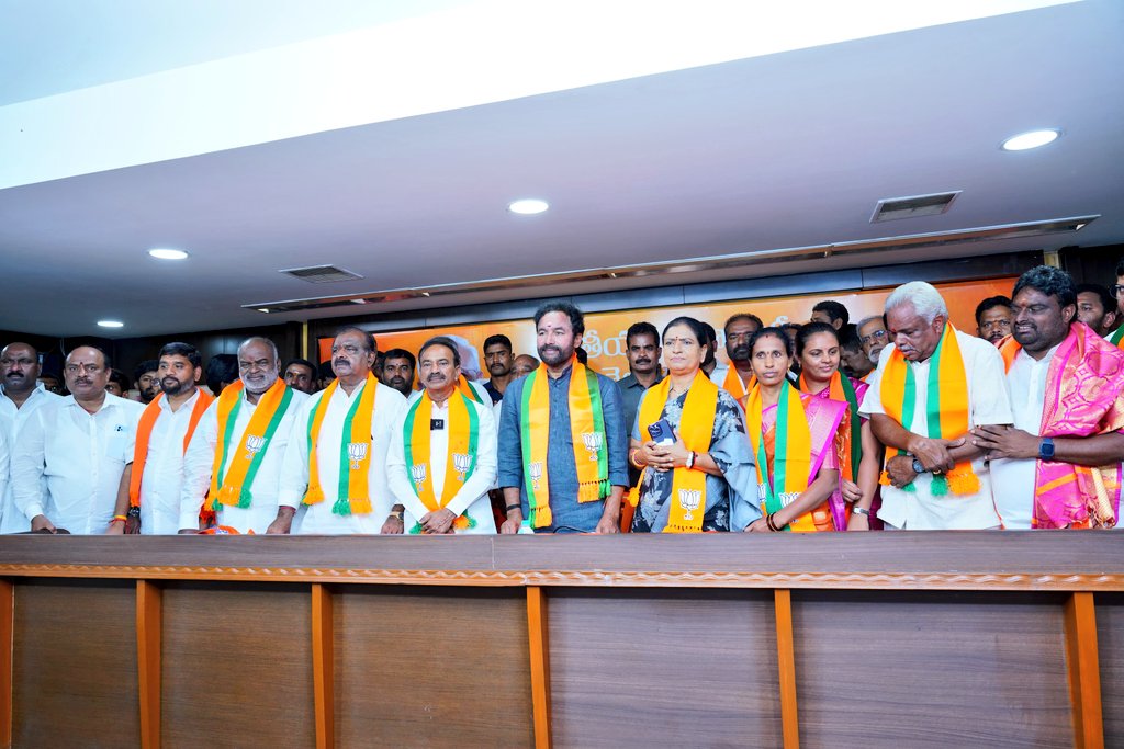 Eatala_Rajender's tweet photo. హైదరాబాద్ : నాంపల్లి లోని @BJP4Telangana రాష్ట్ర కార్యాలయంలో కేంద్ర మంత్రివర్యులు, రాష్ట్ర అధ్యక్షులు శ్రీ @kishanreddybjp గారు, @BJP4India జాతీయ ఉపాధ్యక్షురాలు శ్రీమతి @aruna_dk గారు, శ్రీ @BjpAchary గారితో కలిసి మాజీ మంత్రులు శ్రీ చిత్తరంజన్ దాసు గారు, శ్రీ కృష్ణ యాదవ్ గారు, జడ్పీటీసీ రేఖ సత్యనారాయణ గారు, బండల రామచంద్ర రెడ్డి గారితో పాటు పలువురు ప్రాంతాల సర్పంచులు, ఎంపీటీసీలు బీజేపీ లో చేరిన సందర్భంగా వారిని కండువా కప్పి పార్టీలోకి ఆహ్వానించడం జరిగింది.

జైంట్ కిల్లర్గా పేరు తెచ్చుకున్న మాజీ మంత్రి చితరంజన్ దాస్ గారు, జంట నగరాలలో రాజకీయాల్లో కొనసాగుతున్న మాజీ మంత్రి కృష్ణ యాదవ్ గారు వారి నాయకత్వంలో అనేకమంది నాయకులు బిజెపిలో చేరినందుకు శుభాకాంక్షలు తెలియజేస్తున్నాను.

కొన్ని మీడియా ఛానెళ్లు, పత్రికలు పనిగట్టుకుని విష ప్రచారం చేస్తున్నారు.. వాటి చరిత్ర రాబోయే కాలంలో తెలుస్తది. సొంత ఎజెండా పెట్టుకుని స్వీయ మానసికమైన దూరంలో అలాంటి రాతలు రాయటం తగవు.

బీఆర్ఎస్ కు ప్రత్యాన్మయం బిజెపి అని ప్రజలు భావిస్తున్నారు.

ఖమ్మం జిల్లాలో 25 సంవత్సరాల రాజకీయ చరిత్ర ఉన్న కాంగ్రెస్ పార్టీ సీనియర్ నాయకులు సురేందర్, వైఎస్ఆర్సిపి ఉమ్మడి కరీంనగర్ జిల్లా అధ్యక్షులు సుధీర్ గార్లు ఆ పార్టీలకు రాజీనామాలు చేసి వందలాదిమంది కార్యకర్తలు, నాయకులతో బిజెపిలో చేరుతున్నారు.

ఖమ్మం జిల్లా సభలో అమిత్ షా గారి ఆధ్వర్యంలో 11 మంది నాయకులు బిజెపిలో చేరారు. పెద్దపల్లి, మంథని, ధర్మపురి లాంటి నియోజకవర్గంలో కూడా పెద్ద ఎత్తున బిజెపిలో చేరడానికి సిద్ధంగా ఉన్నారు.

రాబోయే కాలంలో తెలంగాణ గడ్డమీద భారతీయ జనతా పార్టీ తిరుగులేని శక్తిగా ఎదగడమే కాకుండా.. వచ్చే ఎన్నికల్లో విజయ డంకా మోగించి బిజెపి సత్తాను చాటుతాం.

అబద్ధపు ప్రచారాలు నమ్మి అగం కావద్దని కోరుకుంటున్నాను. మీ అంతరంగానికి అనుగుణంగా బిజెపికి తప్పక పనిచేస్తుంది. మీ ఆశీర్వాదంతో బిజెపి పార్టీ తెలంగాణ గడ్డపై విజయం సాధిస్తుందని ఆశిస్తున్నాను.

ఈరోజు పార్టీలో చేరినటువంటి ప్రతి కార్యకర్త నుంచి పెద్దవారి వరకు శుభాకాంక్షలు.

వివిధ హోదాల నుండి వచ్చినవారికి భారతీయ జనతా పార్టీలో సముచిత ప్రాధాన్యం ఉంటుందని మనవి చేస్తున్నాను.

#BJP4Telangana #BJP4India