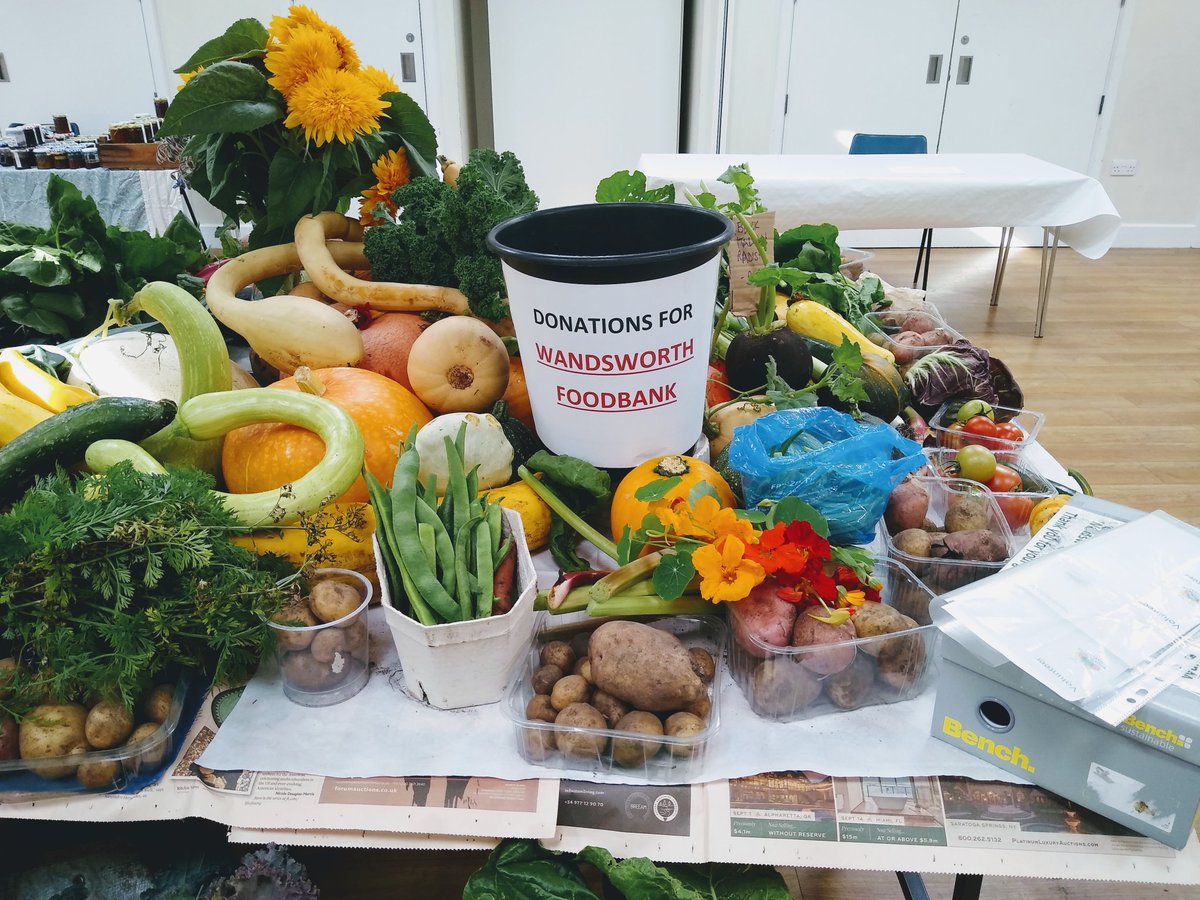 Glorious greens today at #SouthfieldsHarvest fresh from Kings George's Park allotments. 
12-3pm @stbarnabasUK
All proceeds to #WandsworthFoodBank