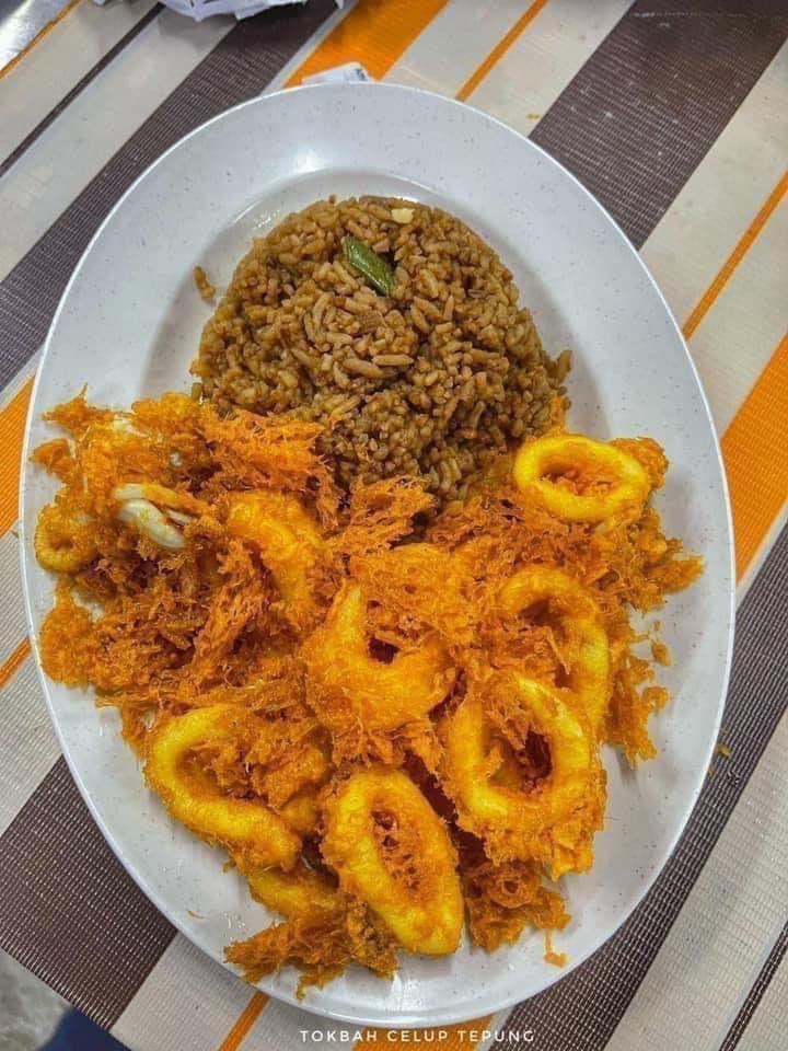 Nasi Goreng melimpah-limpah dengan selambak Sotong dan Udang RM15 dekat Tasik Biru, Kundang! 

Punya lah betul-betul selambak seafood dia bagi penuh 1 pinggan. Memang puas hati makan! Ini bukannya nasi je yang lebih, Seafood pun dia bg lebih.

【Tokbah Celup Tepung Viral】
