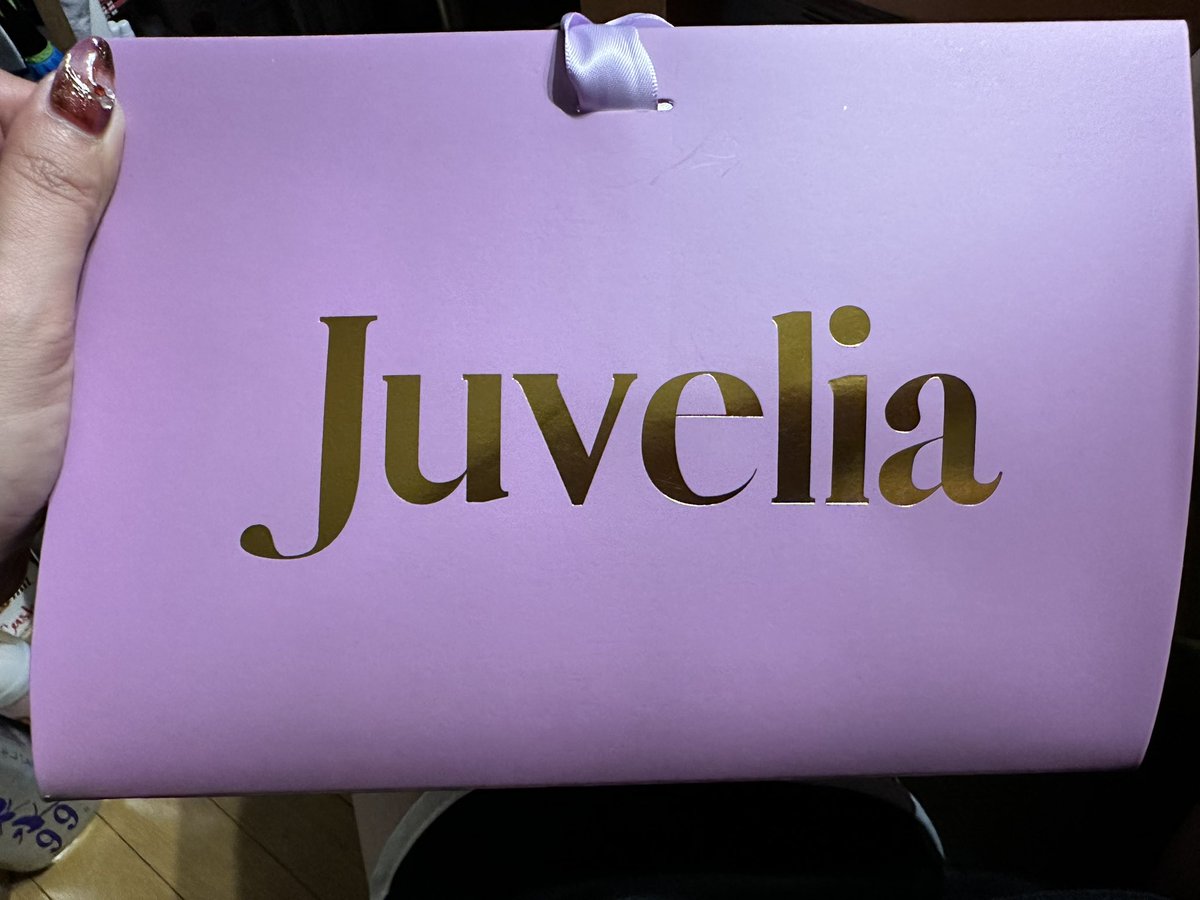 インスタで見て気になってたJuveliaさんのポップアップ行ってきた❣️
アメジストは買うって決めてて、重ね付けも可愛いと思ってオパールも手に取ってたところでさらに一目惚れしたのが2枚目！！フローライトだって教えてもらいました🥰
いくつになってもキラキラしたものはテンション上がる💍