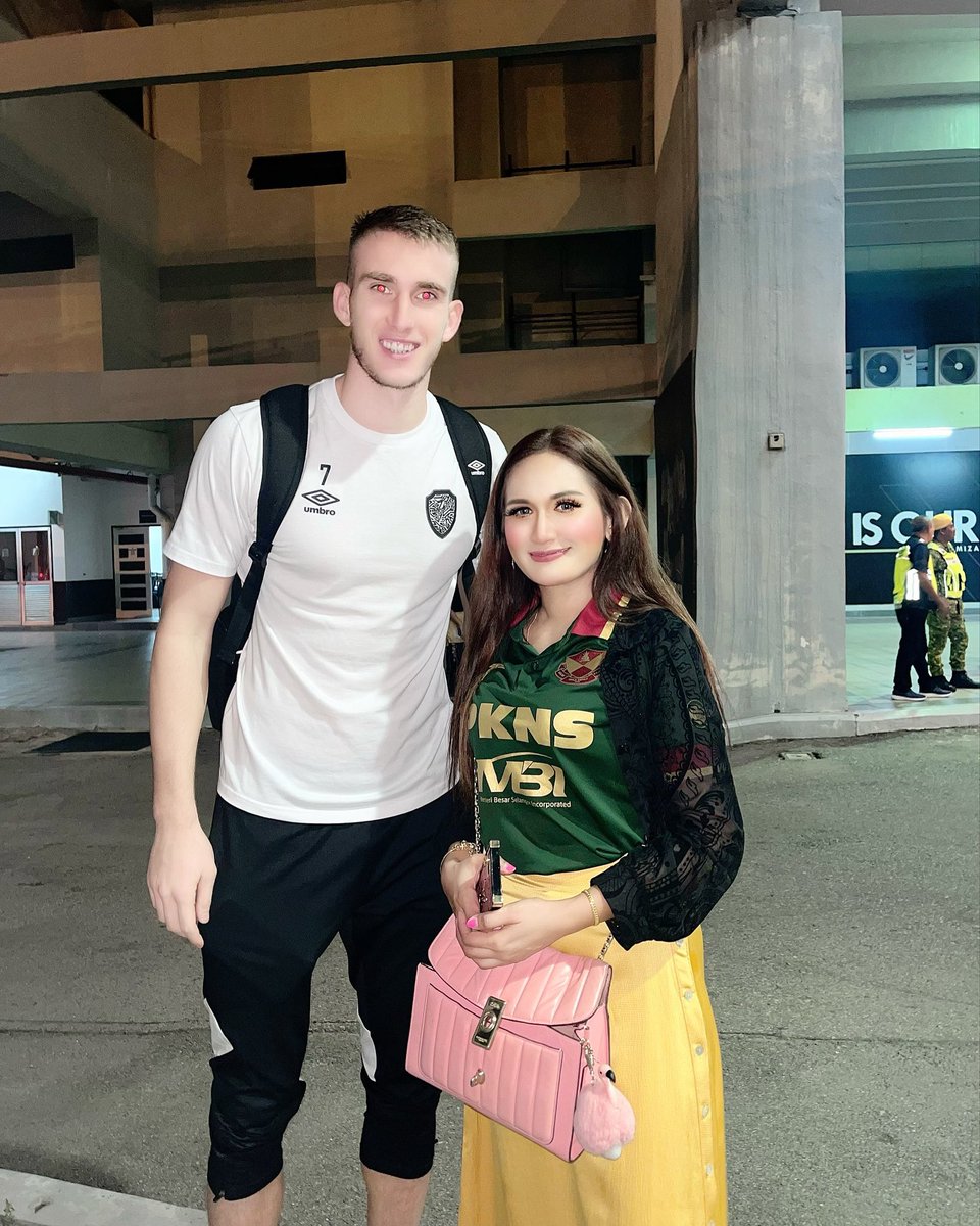 With Ivan Mamut 7☺️☺️☺️☺️☺️

Tinggi Ivan 192cm 🙃

I rasa i dengan player import KL je kot ada keserasian 🤣 maksudnya  sporting n gila2 antara fans n idol haaa gitu hahahahahahah

#terengganufc #webleedblackandwhite #petehganupeteh #petehtranungpeteh #ligasuper #ligasuper2023