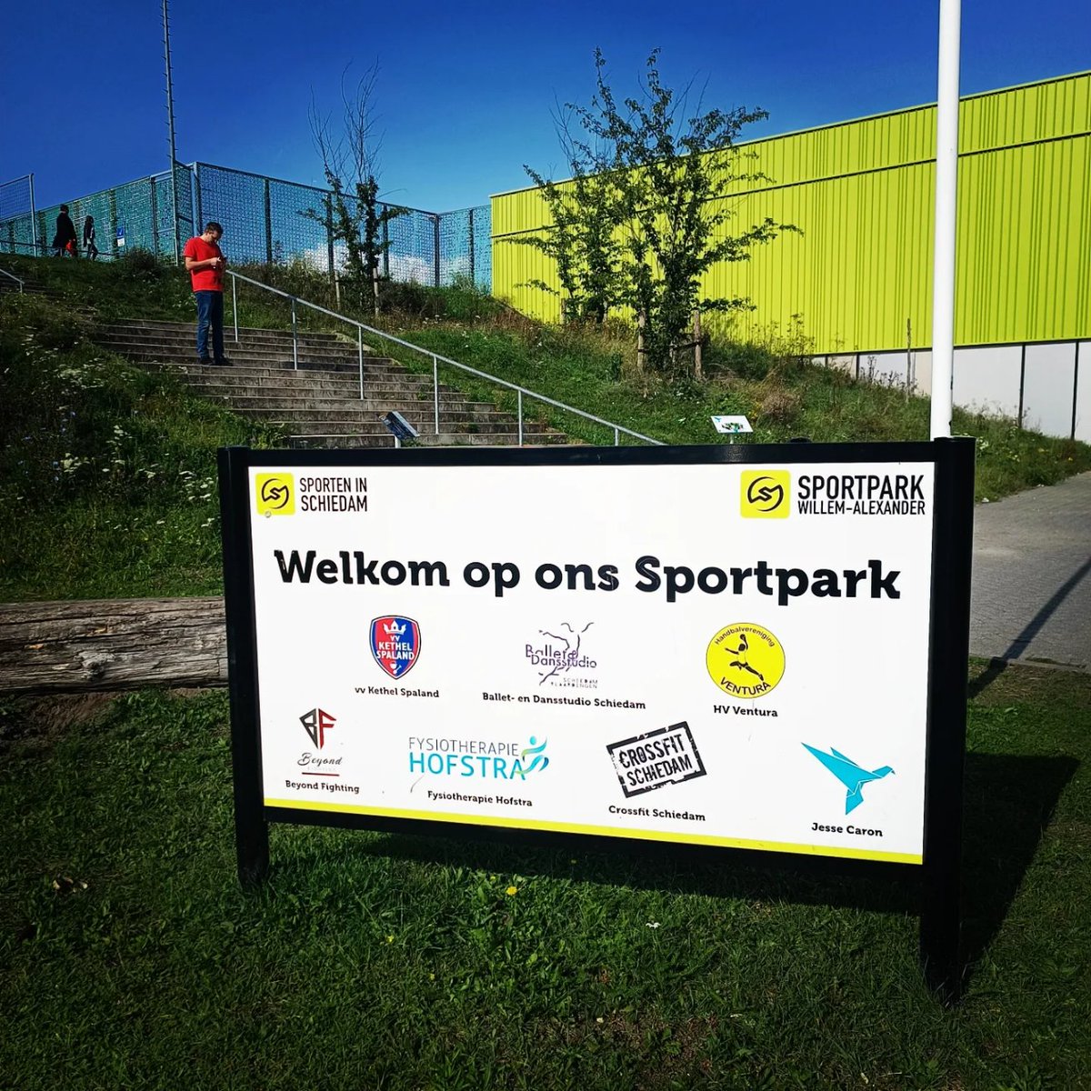 vanessabruin010's tweet photo. Vandaag op de sportvelden van het SPORTPARK WILLEM-ALEXANDER in SCHIEDAM.
Prachtige velden op de OVERKLUIZING van de a4 😉💪 #stapelen
En wie kom ik daar dan tegen? Natuurlijk Nicolien de Witte de LANGSTzittende vrijwilliger bij FEYENOORD HANDBAL (meer dan 50!! jaar). https://t.co/Gz1AIpvcHi