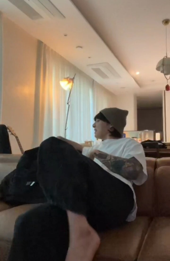 boysswithluv_'s tweet photo. jokes on you, JK always having windows covered with curtains 🫶🏼 https://t.co/oNpMS9JAnD