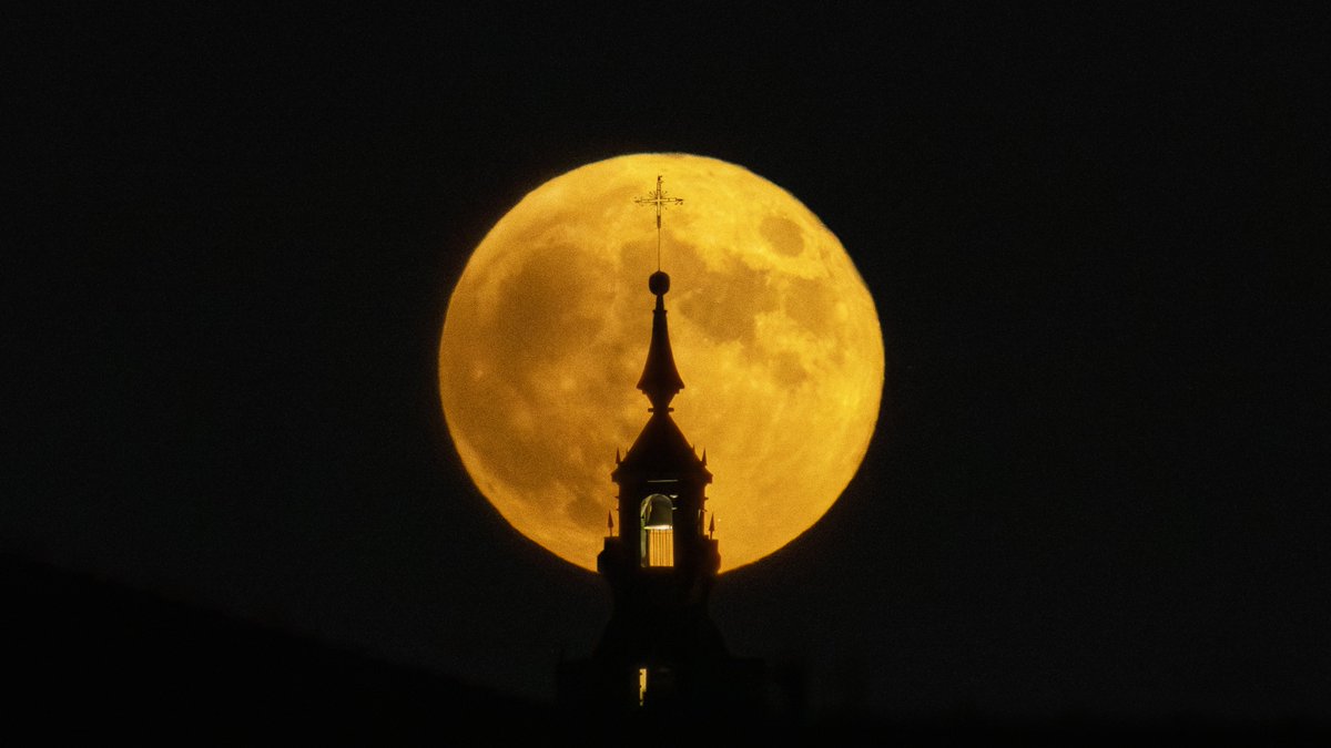 javdj's tweet photo. La #lunallena de ayer tras el campanario de la iglesia de #Lillo @ElTiempoCMM https://t.co/U9CNgXKycJ