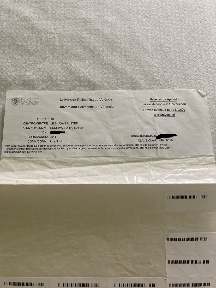 Maria_Anacoreta's tweet photo. La gent que el primer dia de PAU ja ha perdut les enganxines i jo que després de 10 anys encara les conserve https://t.co/c5mfWpgnRE