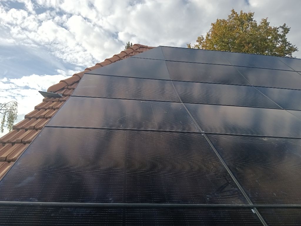 helionauten's tweet photo. #EGch Montage-Crew grüsst aus #Köniz: Neue #Solaranlage sorgt mit Spezialelementen für mehr Ästhetik und bringt durch Nutzung auch vom letzten Winkel (z.B. Lukarne) mehr Leitung. Wir holen aus jedem Dach das Optimum! #Solarprofis am Werk https://t.co/IevSdByJmN https://t.co/fJoomILCzb
