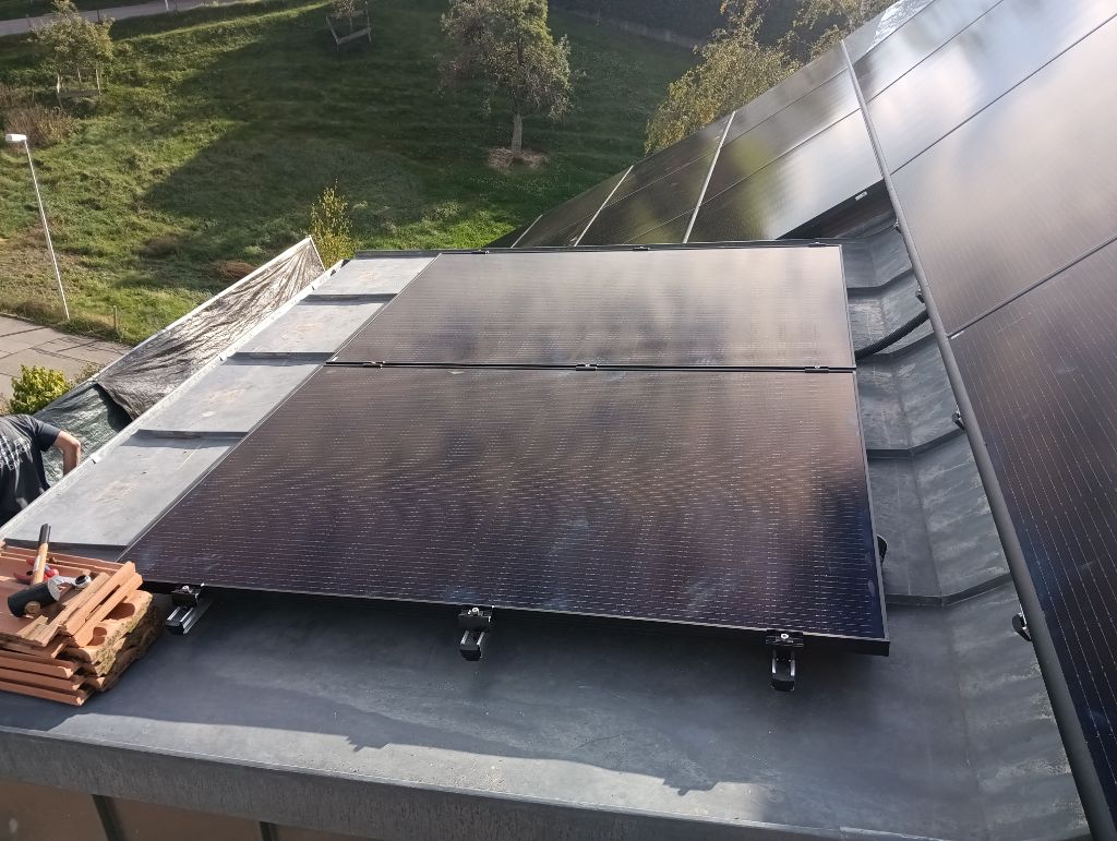 helionauten's tweet photo. #EGch Montage-Crew grüsst aus #Köniz: Neue #Solaranlage sorgt mit Spezialelementen für mehr Ästhetik und bringt durch Nutzung auch vom letzten Winkel (z.B. Lukarne) mehr Leitung. Wir holen aus jedem Dach das Optimum! #Solarprofis am Werk https://t.co/IevSdByJmN https://t.co/fJoomILCzb