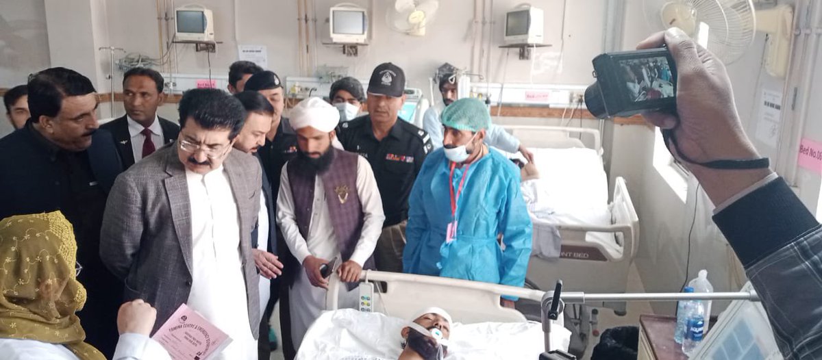OfficeSenate's tweet photo. چئیرمین سینیٹ محمد صادق سنجرانی نے مستونگ دھماکے  کےزخمیوں کی عیادت کیلئے سول اسپتال کا دورہ کیا-سنیٹر زنصیب اللہ بازئی،  پرنس عمر احمدزئی اور رخسانہ زبیری بھی چئیرمین سینیٹ کے ہمراہ تھے-
انہوں نے سول اسپتال میں مستونگ دھماکے کے زخمیوں کی عیادت کی-اس موقع پر چئیرمین سینیٹ نے وزیراعظم اور وزیراعلیٰ بلوچستان سے مستونگ دھماکہ متاثرین اور شہداء کے لئے پیکج کی درخواست کی-انہوں نے مستونگ دھماکے کے شہداء کے لئے 20 لاکھ اور زخمیوں کے لئے 10 لاکھ پیکج کا مطالبہ کیا-امید ہے کہ وزیراعظم اور وزیراعلی بلوچستان مستونگ دھماکے کے شہداء اور زخمیوں کے لئے پیکج کا اعلان کرینگے-محمد صادق سنجرانی نےزخمیوں کو دی جانے والی سہولیات پراطمینان کا اظہار کیا-ان کا کہنا تبا کہ دہشت گردوں  کا اسلام اور انسانیت سے کوئی تعلق نہیں ہے-عیدمیلاد النبی کے جلوس کو ٹارگٹ کرنا دہشت گردوں کی اسلام دشمنی کاواضح ثبوت ہے-افواج پاکستان اور سکیورٹی فورسز ،دہشت گردوں کی جڑیں کاٹ چکی ہیں جلد مکمل نجات مل جائیگی-متاثرین کے دکھ میں برابر کے شریک ہیں، امن عمل کو سبوتاژ کرنے نہیں دیں گے-