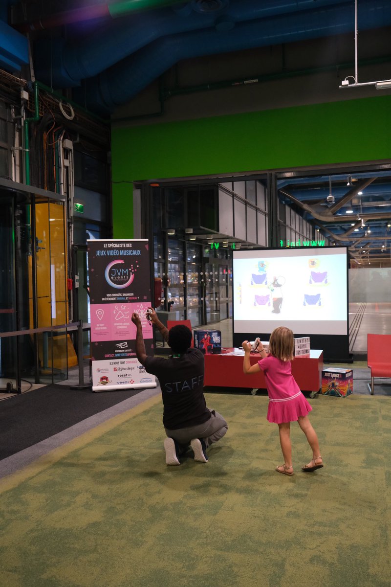 Bibliothèque publique d'information tweet media