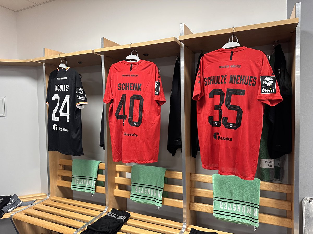 Preussen06's tweet image. Für die Mannschaft ist alles vorbereitet… der Countdown läuft! ⚫️⚪️💚 #scp06 #MSVSCP