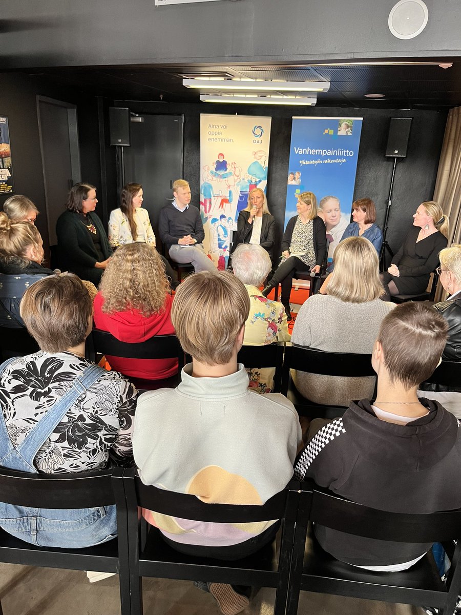 oajry's tweet photo. ”Kaivataan lisää laaja-alaista yhteiskunnallista keskustelua näiden ongelmien ratkaisuun yhdessä, kukaan ei pysty siihen yksin”, muistuttaa @KatarinaMurto keskustelussamme kasvatusvastuusta #HyvinSanottu -festivaaleilla 🙌🏾 Ilo käydä dialogia asiantuntevan joukon kanssa 🤩 https://t.co/1HprRwICm7