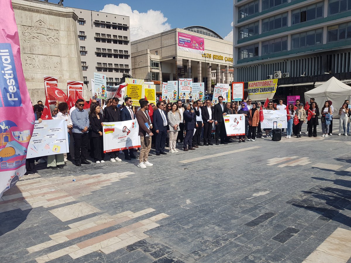 Psiktirologit's tweet photo. Akran zorbalığı okulda!
Madde bağımlılığı okulda!
Teknoloji bağımlılığı okulda!
Psikolojik Danışmanlar Ulusta!

#psikolojikdanışmanlargünü https://t.co/nqTvXG8tcq
