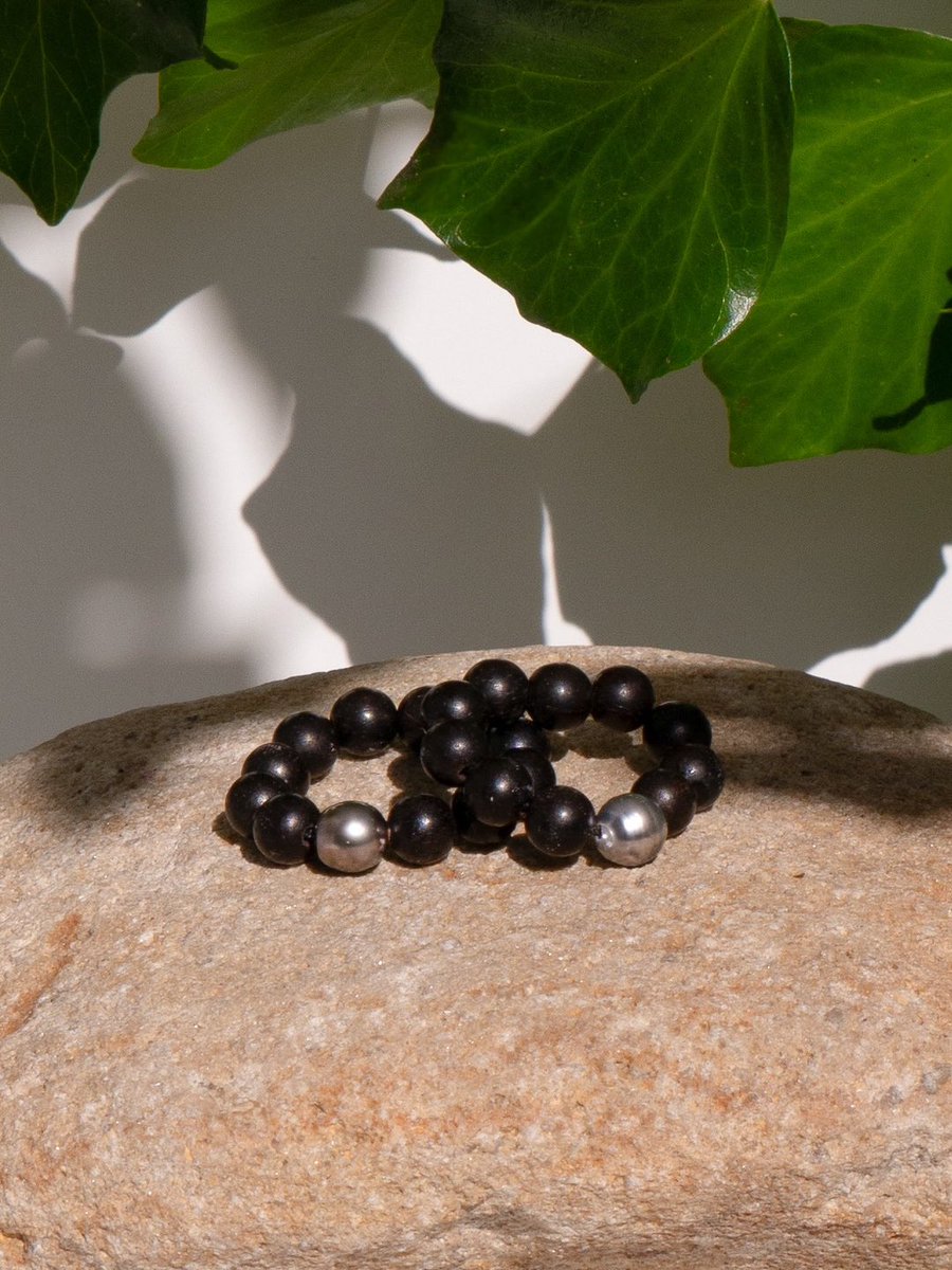 jaunepearls's tweet photo. In focus: The Classique Earth Ring, features a 6mm Tahitian pearl nestled amidst 10-11 pieces of Ebony wood.

Shop Online • Worldwide Shipping

#JaunePearls #Pearls #SustianableLuxury https://t.co/l6eAB57XDa