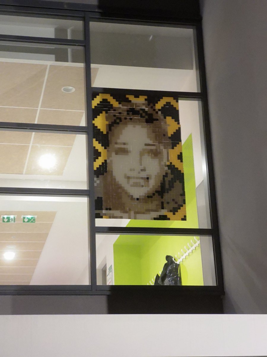 Première réalisation collective pour les élèves de Ce2, Cm1 et Cm2 de l'école dans le cadre du projet <a href="/fablabalecole/">Fab Lab à l'école</a>. Travail réalisé pour l'inauguration du nouveau groupe scolaire Joséphine Baker <a href="/NogentsurOise/">Nogent-sur-Oise</a>. Calculs, pixel art et utilisation de la découpeuse vinyle.