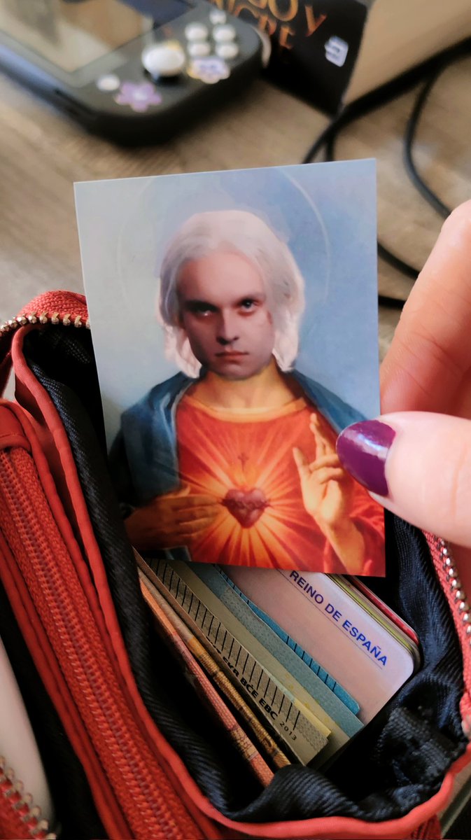 didoleonina's tweet photo. Carrying a little pic of jesus in my wallet like a good christian girl https://t.co/PF48L0cy9L