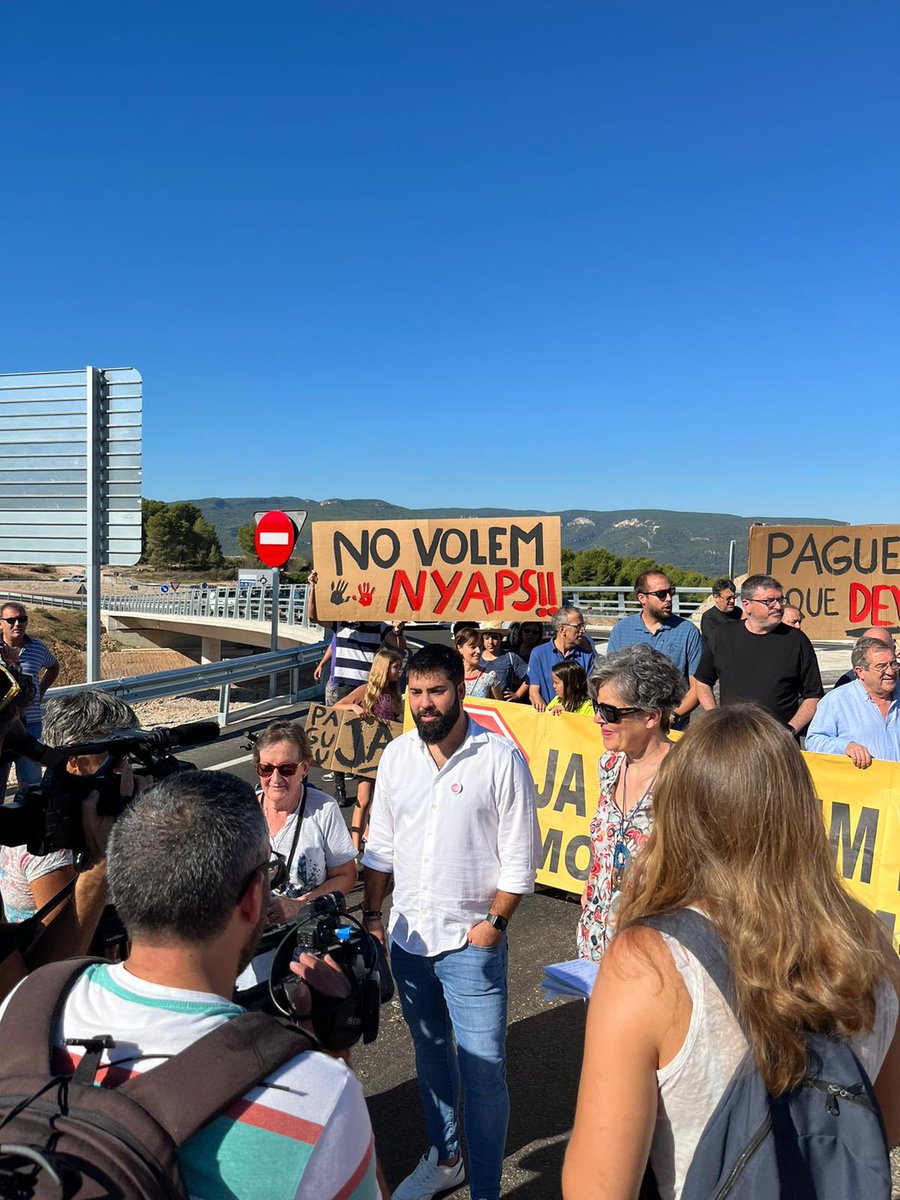 ERC_Montblanc's tweet photo. Avui hem estat al costat dels veïns i Veïnes de Lilla per reclamar que domina vegada el Ministeri de Transports faci efectives les indemnitzacions per les esquerdes sorgides per les voladures. 

Com sempre, Esquerra Montblanc amb Lilla! https://t.co/SkHYw5aRvJ