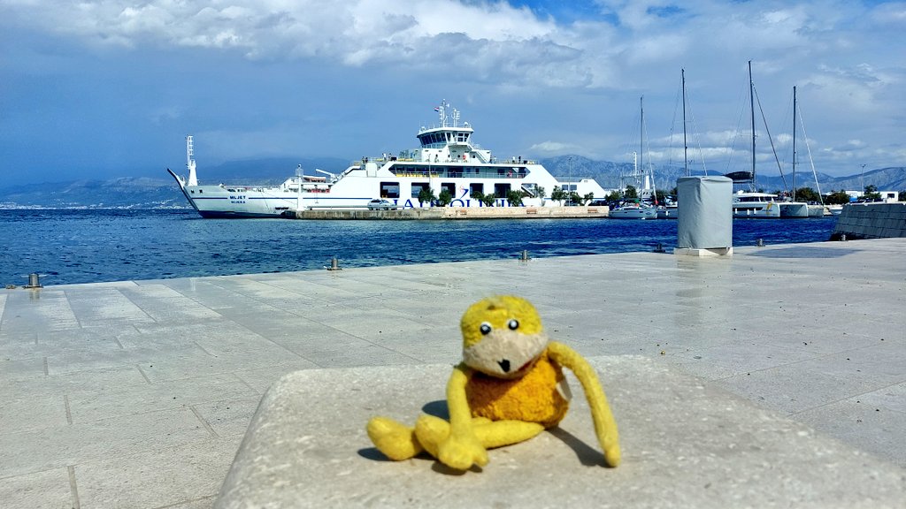 TheRealFlatEric's tweet photo. Hurry Flat Eric!
There is the ferry to take us to the island Braç!! ⛴️
#holidayblog #photoblog #croatia #boating #yacht #travelblog #Islandlife #sailor #ferry
@Croatia_hr
@Jadrolinija_cro https://t.co/0DqWoYf8Be