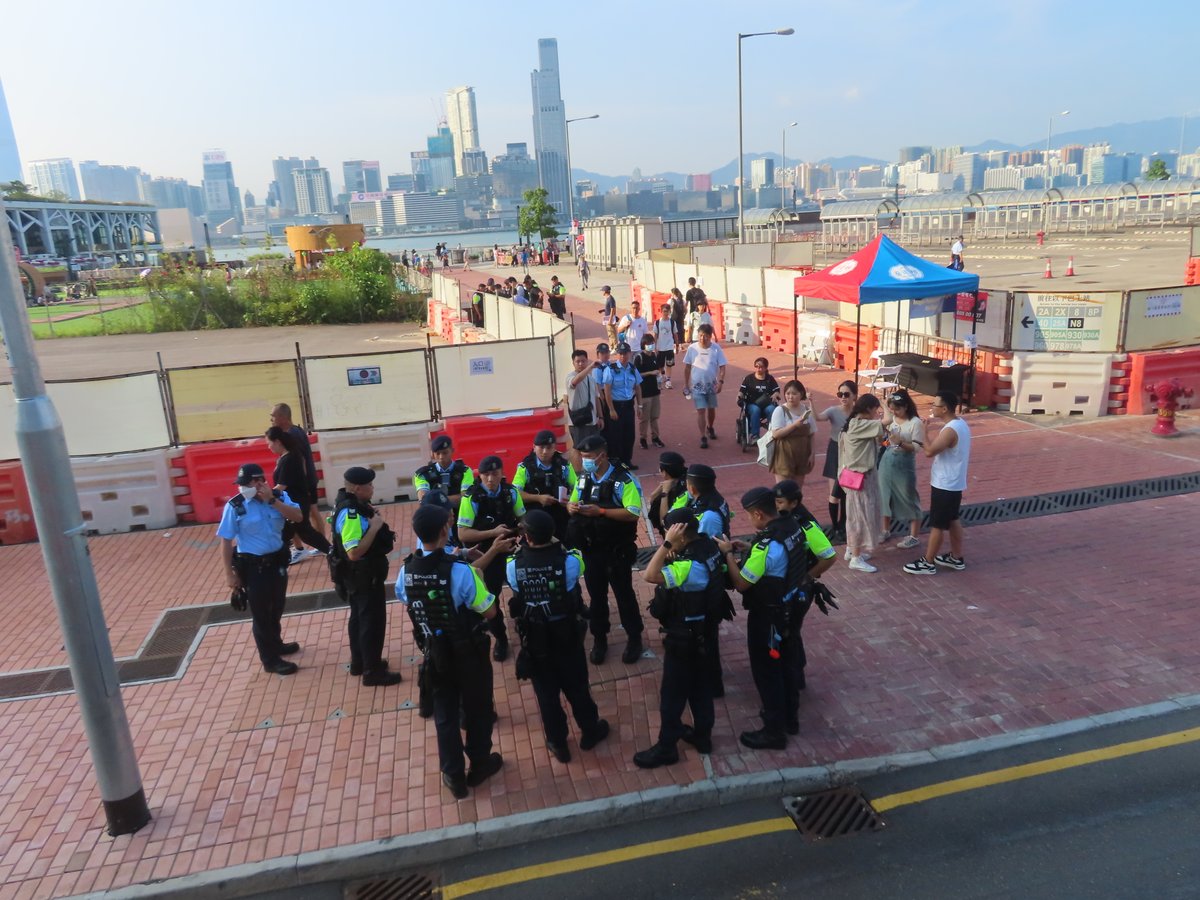 FY4Chan's tweet photo. 1/ Hong Kong in a nutshell: We have a beautiful harbour, lots of skyscrapers, and lots of police too... BTW, I think the reactions of the civilians -- who I'm going to assume are a mix of locals and Mainland tourists -- in the foreground of the photo is quite interesting/telling. https://t.co/5SA67vwkmd