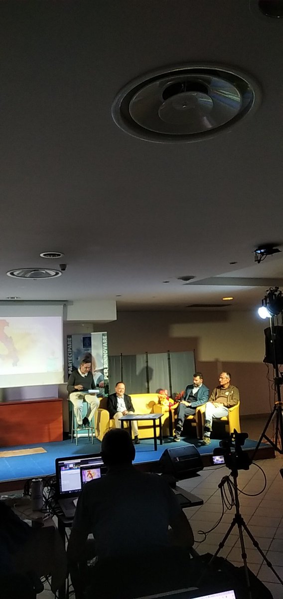 reginaflorio1's tweet photo. Con Riccardo Lucarelli, capo segreteria tecnica della ministra @EugeniaRoccells, si parla della legge per le #famiglienumerose. @ANFN_ITALY @ELFAC3 https://t.co/pZEUvJIgjc