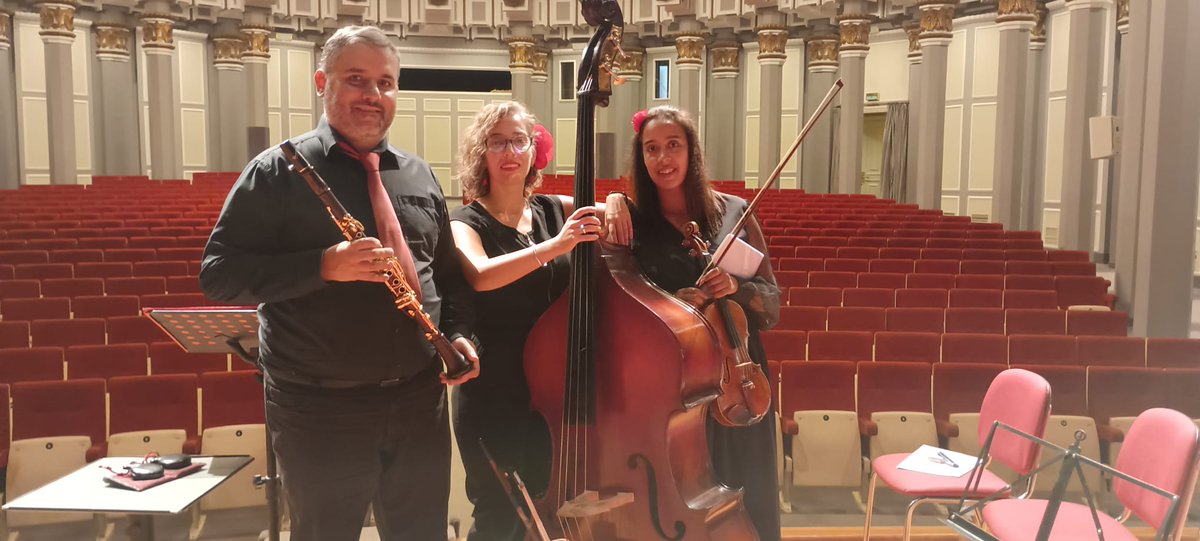 sinfonicaponfe's tweet photo. Éxito total de nuestra orquesta ayer en el Teatro Afundación Vigo en el segundo concierto para público norteamericano y australiano. Olé, olé y olé! 💃
#OSPoBi #musicaespañola #talentoberciano #castañuelas #zarzuela #teatroafundacion #Granados #Turina #Falla #Albeniz #Vigo https://t.co/c0OFyiSde9