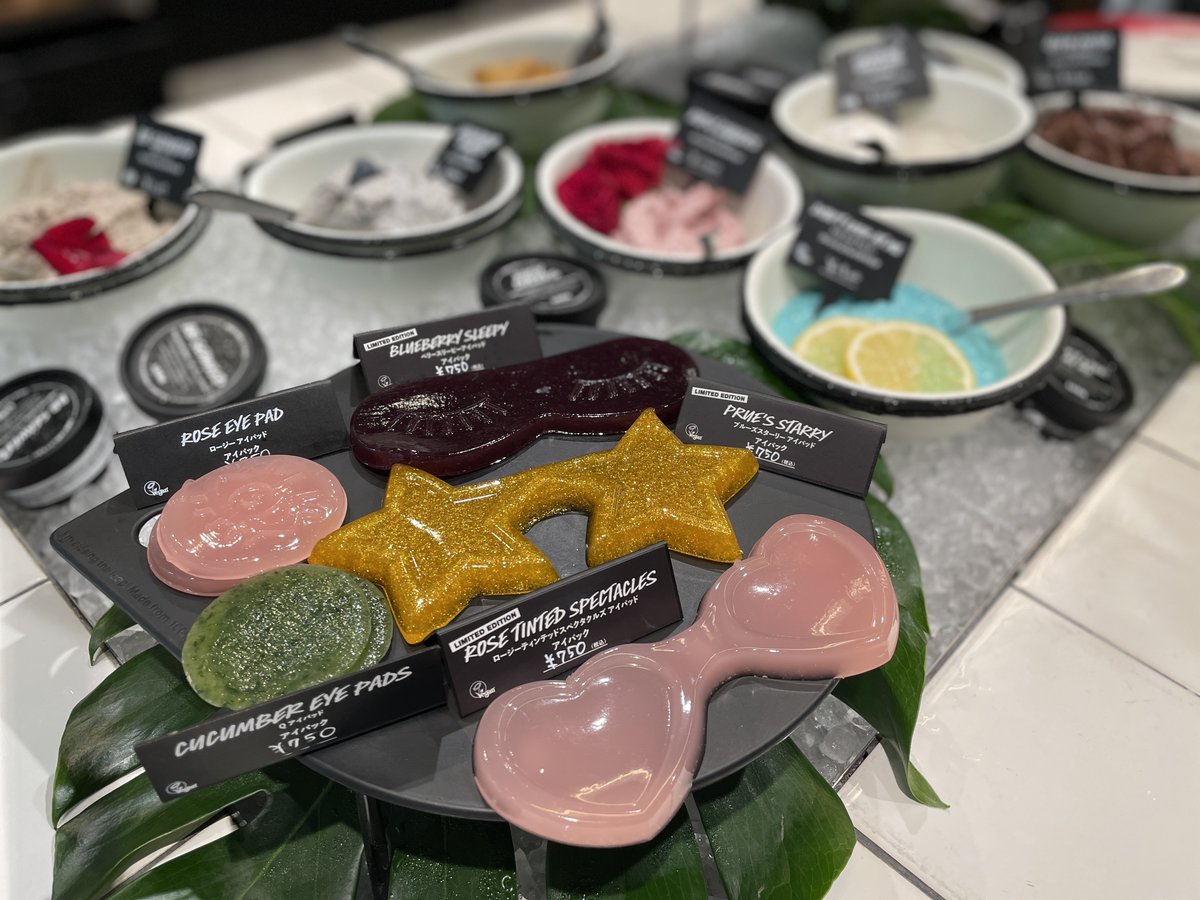 lushjp_imtchksh's tweet photo. 【新商品】アイパッド3種のご紹介

疲れた目を癒してくれる見た目も可愛いアイパッド3種が仲間入り。
定番商品は丸いですが、今回はサングラス型です。
お休み前に目を労わってあげる時間を作りませんか。
店頭でぜひ触ってプルプル感を体感してみて下さい。
#lush #眼精疲労 #癒し https://t.co/Bb8LjrOPls