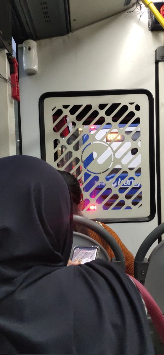debotob's tweet photo. Kenapa mau masuk halte ragunan aja ngantri nya lama banget 😥. Masa tinggal turun ke halte aja butuh waktu lebih dari 15 menit. Orang lagi pengen cepet-cepet pulang.. bagaimana ini @PT_Transjakarta https://t.co/Qt6TUXN8Ia