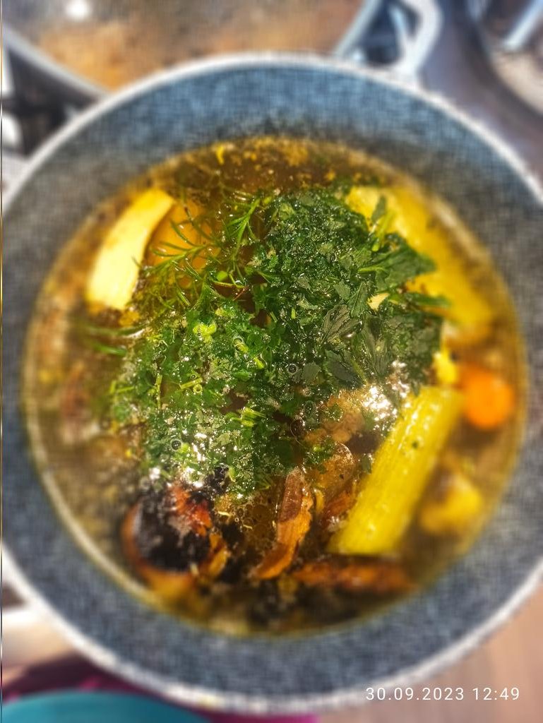 MartaPawowicz1's tweet image. Pozdrawiam @DrZosiaBurska 🍲

#rosół #zupa #marchew #cebula #czosnek #por #pasternak #kocanka #pietruszka #seler #grzyby #łodygabrokuła #ZieleAngielskie #liśćlaurowy #sólkłodawska #pieprz #kurkuma #mięso

🥕🥦🧅🧄🍄🍗🥩🧂