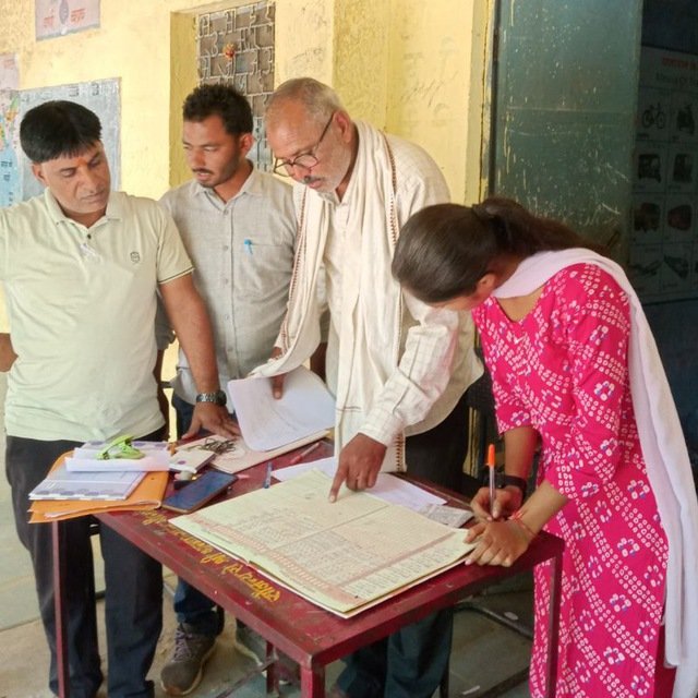 komalsharma2001's tweet photo. आज परमपिता परमेश्वर की असीम अनुकंपा , माता पिता एवं गुरुजनों के आशीर्वाद एवं परिवारजनों के स्नेह से राजकीय उच्च प्राथमिक विद्यालय बाल मैं अध्यापक पद पर कार्यग्रहण किया......✨🎉❤️ https://t.co/hijUqQxCxv