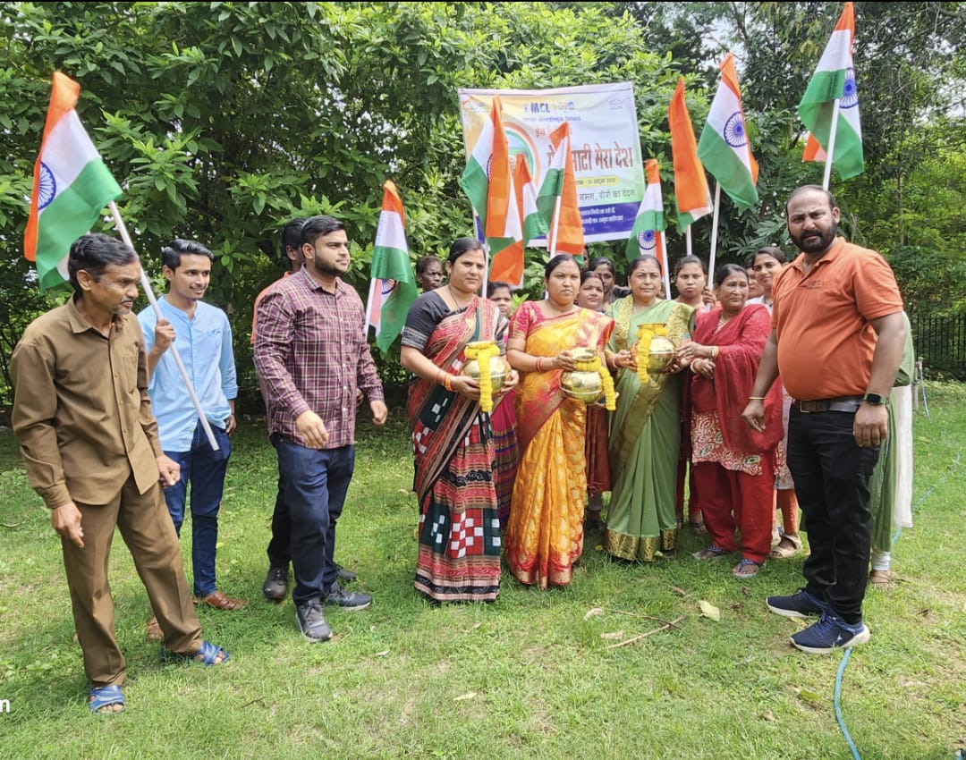 mahanadicoal's tweet photo. People of peripheral villages actively participated,giving soil and grains during #AmritKalashYatra organised by @IbValley_MCL under  #MeriMaatiMeraDesh campaign.The Kalash was later handed over to Jharsuguda district authorities #Odisha. @mahanadicoal @CoalIndiaHQ @CoalMinistry https://t.co/5bZoEaPQem