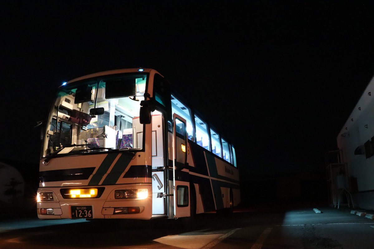 LtdK0706's tweet photo. サンライズ号
早い釧路は旭川を15分後に出る早い北見に相内の休憩中に抜かされていましたし、北見のとん田通りまでは北見と全く一緒の経路でしたから当然統合したいですよね
長らく続いたセブンイレブンでの休憩も終了。
北見経由になり北見ターミナルでの休憩に変わります
#道北バス https://t.co/rEV35mhgo1