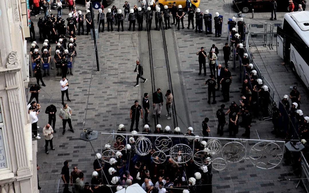 #CumartesiAnneleri966Hafta buluşmamızda 26 kişi,  AYM kararlarına rağmen bir kez daha kelepçelenerek gözaltına alındı. Destek için gelenlerin arkadaşlarımızla buluşmaları engellendi.
Hanife Yıldız
İkbal Eren
İrfan Bilgin
Mikail Kırbayır
Besna Tosun
Hasan Karakoç
Ali Ocak