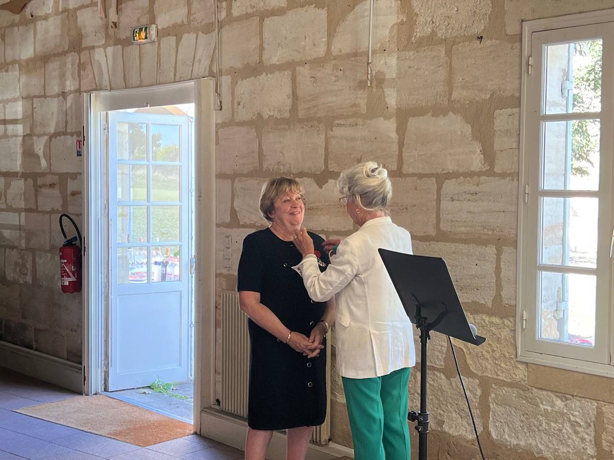 T_Cazenave's tweet photo. Enseignante, féministe, maire, sénatrice et désormais chevalier de la Légion d’Honneur, Françoise Cartron, c’est une vie consacrée au service de l’éducation et au combat pour la place des femmes en politique. 

Cette distinction vient récompenser toutes ces années d’engagement. https://t.co/jCXOXliY3k