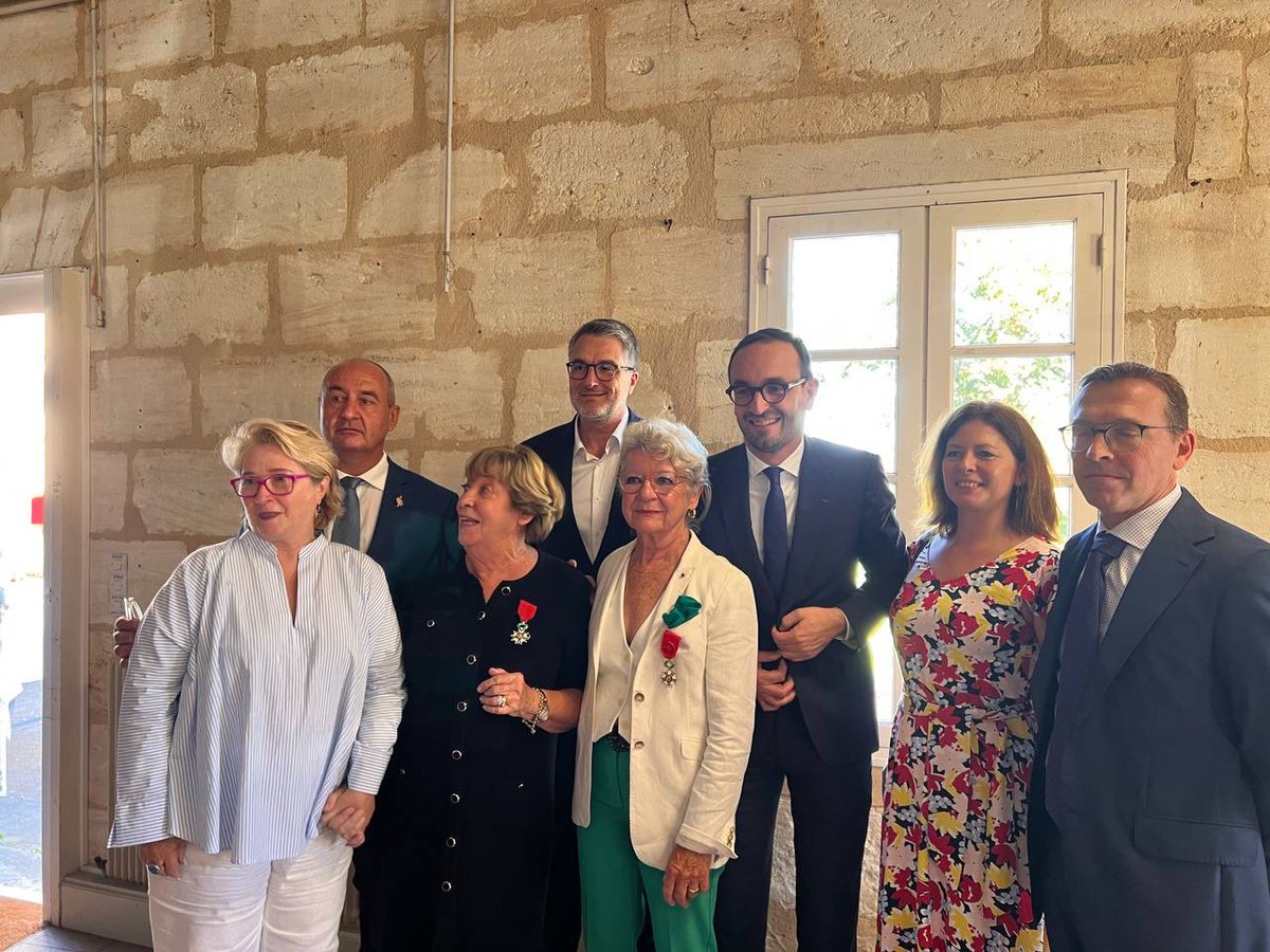 T_Cazenave's tweet photo. Enseignante, féministe, maire, sénatrice et désormais chevalier de la Légion d’Honneur, Françoise Cartron, c’est une vie consacrée au service de l’éducation et au combat pour la place des femmes en politique. 

Cette distinction vient récompenser toutes ces années d’engagement. https://t.co/jCXOXliY3k