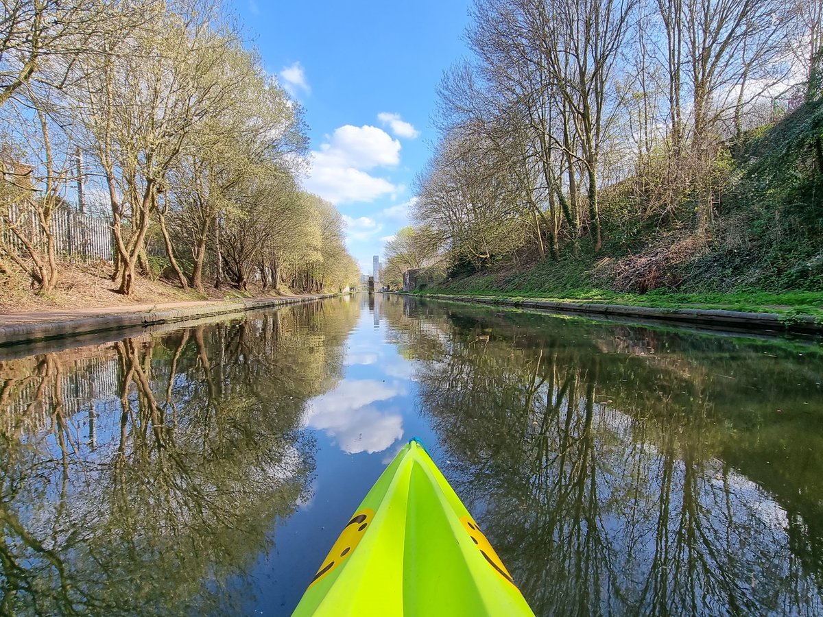 ‘A fantastic escape and a different way to see the city.’ 

Want to discover some of the hidden green areas of our city? Join us throughout October for a scenic kayak tour of Birmingham’s canals. 

Tickets available below on: 15th, 21st and 28th October. roundhousebirmingham.org.uk/product/green-…