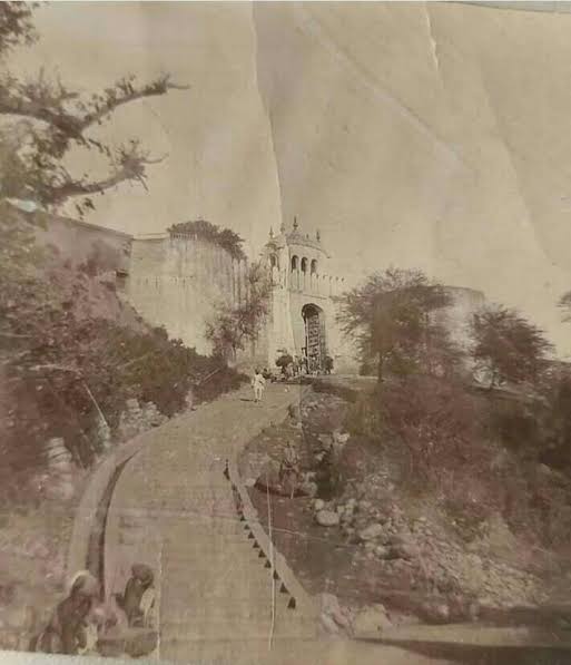 anshch97's tweet photo. The story of a 200-250 year old gate.
#GUMAT GATE (Tangible heritage of the walled city of #Jammu)
👉First image is from 1876 (Prince of Wales entering the city)
👉2nd image is from the 1920s
👉And the last two were clicked today.
@SyedAbidShah https://t.co/X9JVxP5CKQ